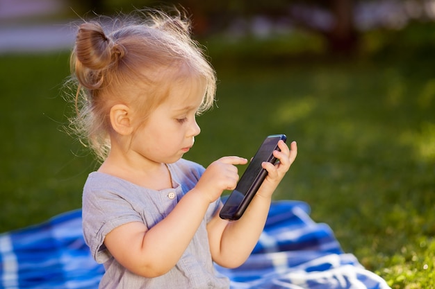 Het meisje typt op de telefoon