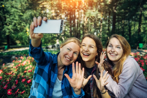 Het meisje van de brunette, van de blonde en van de roodharige glimlachen bij camera