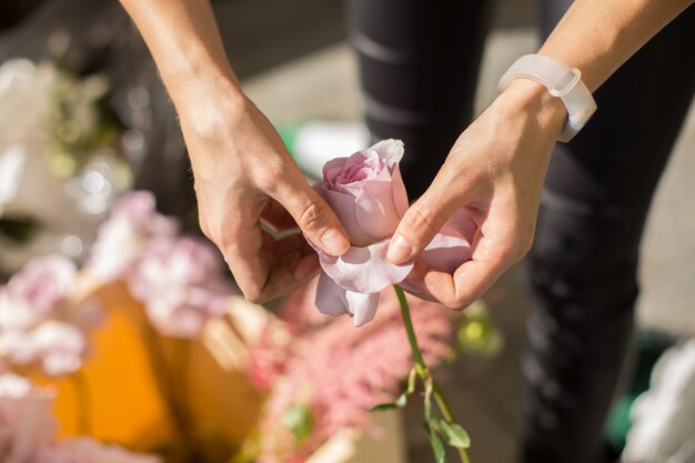 Het meisje van de close-upbloemist bereidt verse bloemen voor om de gebeurtenis te verfraaien.