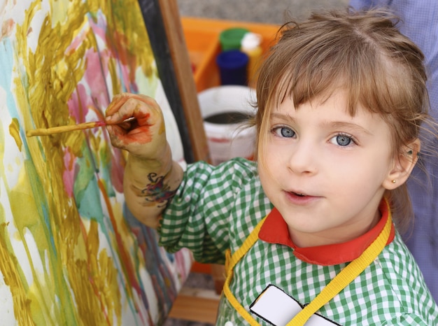 Het meisje van de kunstenaarsschool het schilderen waterverfportret