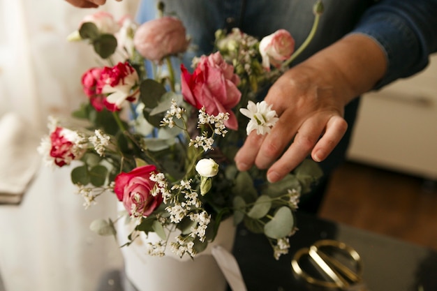 Het meisje verzamelt een prachtig boeket bloemen