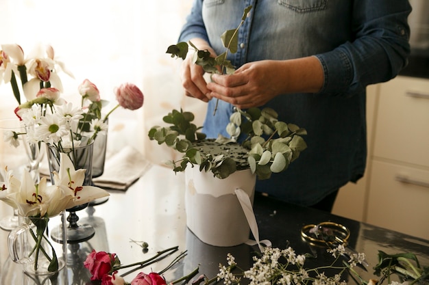 het meisje verzamelt een prachtig boeket bloemen