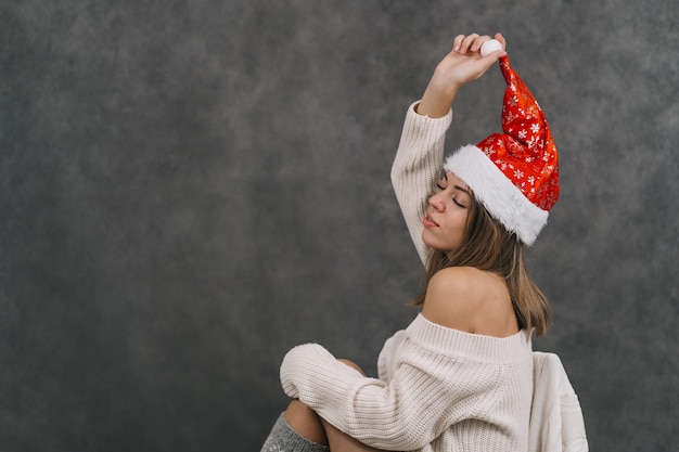 Het meisje vult haar dagboek in. De mens oefent de kracht van het denken. Doe een wens voor het nieuwe jaar. Maakt een lijst met cadeaus voor vrienden en familie