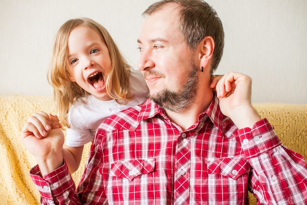 Het meisje wenst papa gelukkige vaderdag. dochter knuffelt vader.