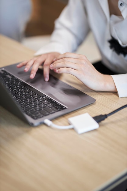 Het meisje werkt op een laptop Kantoorwerk thuis