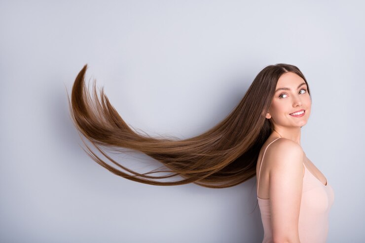het meisje wuifde haar haar gezond