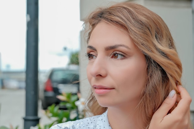 Het meisje zit in een coffeeshop het meisje houdt het menu in haar handen