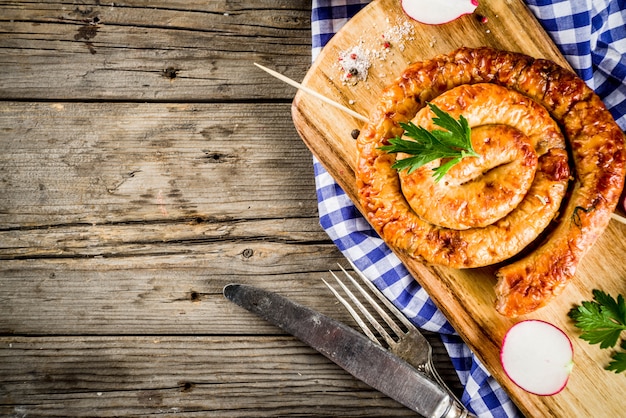 Het menu van het Oktoberfestvoedsel, Beierse worsten op houten achtergrond, exemplaarruimte hierboven