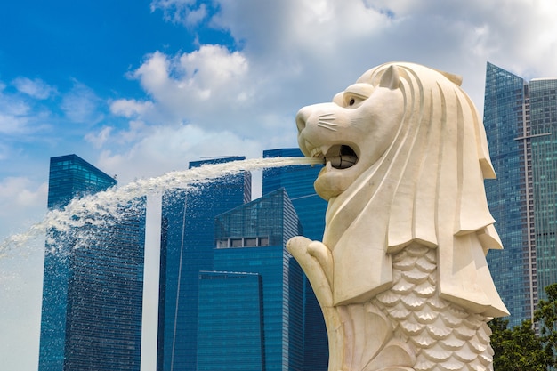 Foto het merlion-fonteinstandbeeld - symbool van singapore