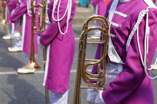 Foto het midden van de marsband op straat.