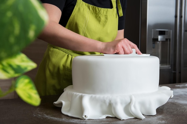 Foto het midden van een vrouwelijke icing cake