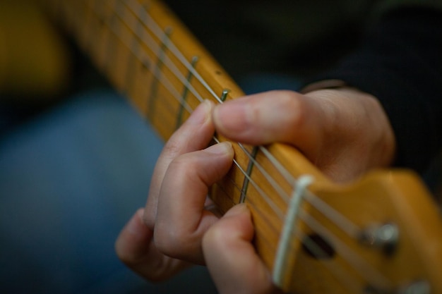 Foto het midden van het gitaarspelen