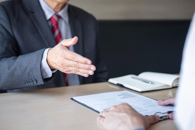 Foto het middengedeelte van de manager die het interview van de kandidaat bij het bureaublad voert