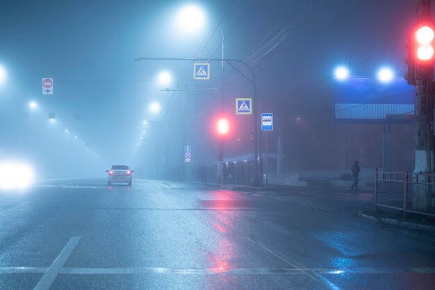 Het mistige weer in de stad op de snelweg, niemand laat in de nacht