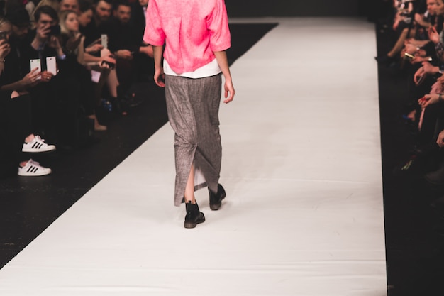 het model gaat langs de catwalk.