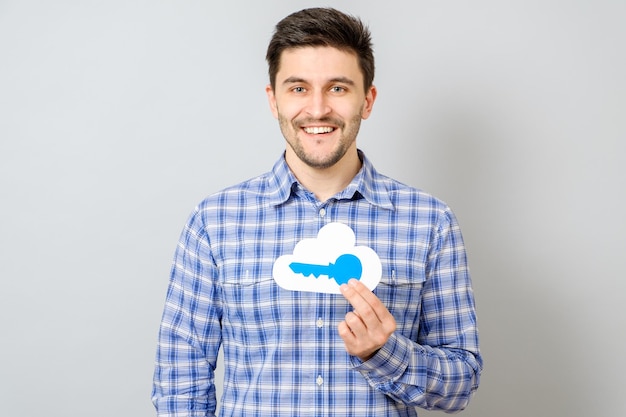 Het model van de jonge mensenholding van wolk met blauwe sleutel