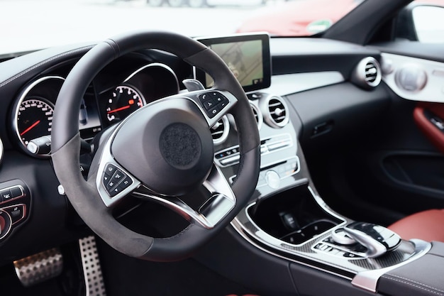 Het moderne europese auto zwarte interieur met display