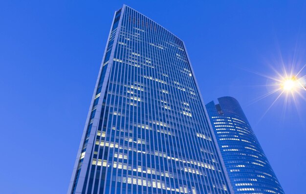 Het moderne gebouw in de avond La Defense