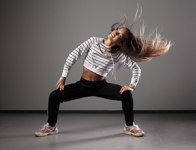 Het moderne jonge mooie danser stellen op een studioachtergrond