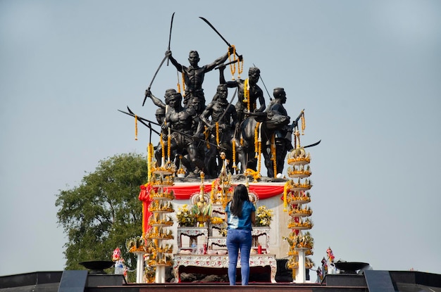 Het monument van elf strijdersleiders van Khai Bangrachan in het dorp Bang Rachan voor Thaise mensen die reizigers bezochten op 9 februari 2017 in Sing Buri Thailand