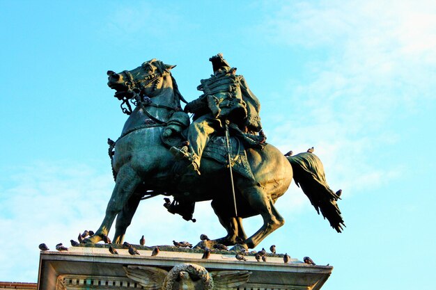 Het monument voor koning Victor Emmanuel II op het Kathedraalplein of Piazza del Duomo in het Italiaanse Milaan, Italië