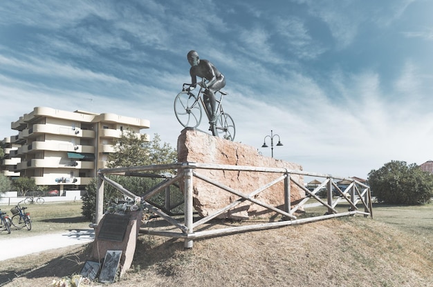 Het monument voor wielrenner Marco Pantani in Cesenatico