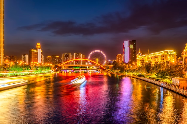 Het mooie architecturale landschap van de stadsnacht in Tianjin, China