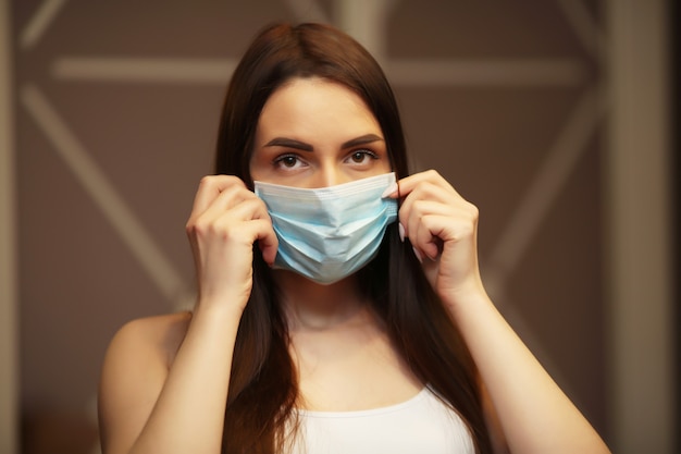 Het mooie brunette draagt thuis een maskerzitting