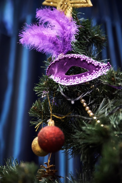 Het mooie Carnaval-masker hangen op de kerstboom