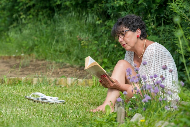 Het mooie hogere boek van de vrouwenlezing in de tuin