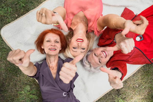 Het mooie hogere vrouwen glimlachen