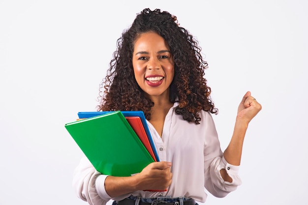 Het mooie jonge afrostudentenvrouw vieren