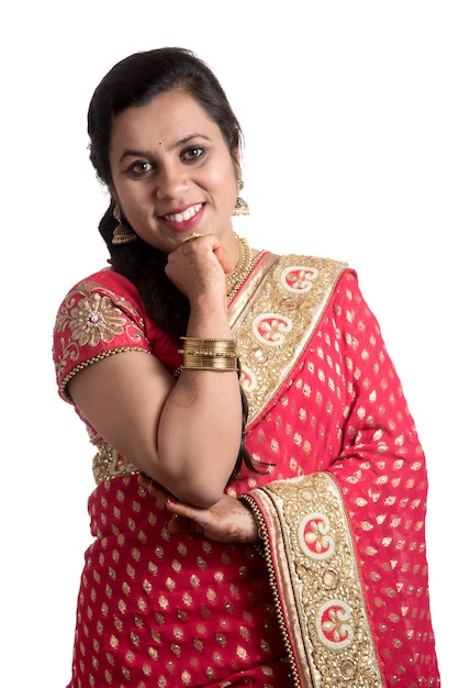 Het mooie jonge meisje stellen in Indische traditionele saree op wit