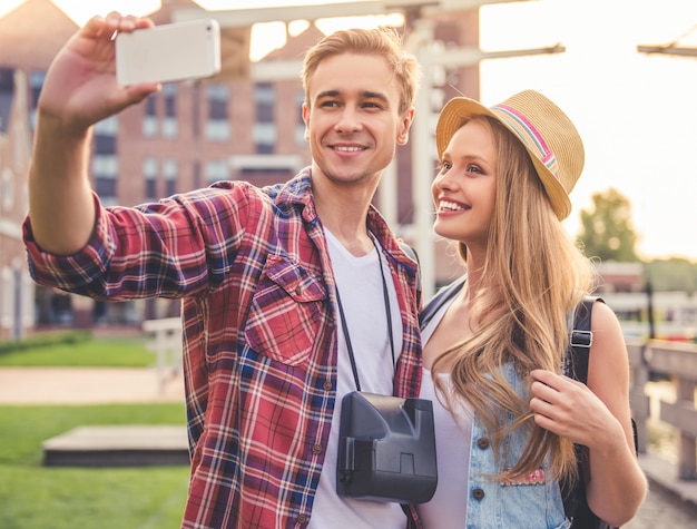 Het mooie jonge paar reizigers maakt selfie.