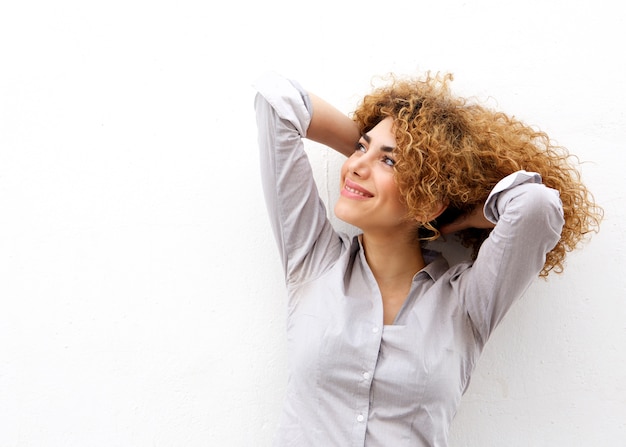 Het mooie jonge vrouw glimlachen met dient haar in omhoog kijkend