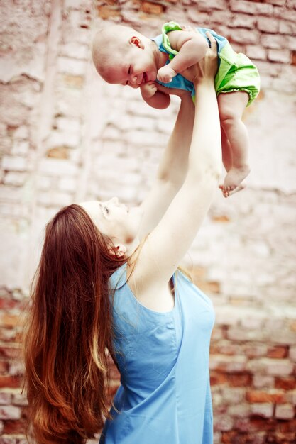 Het mooie jonge vrouw spelen met baby