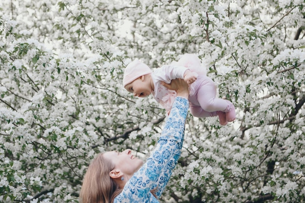 Het mooie kind van de vrouwenholding. baby in vlieg.