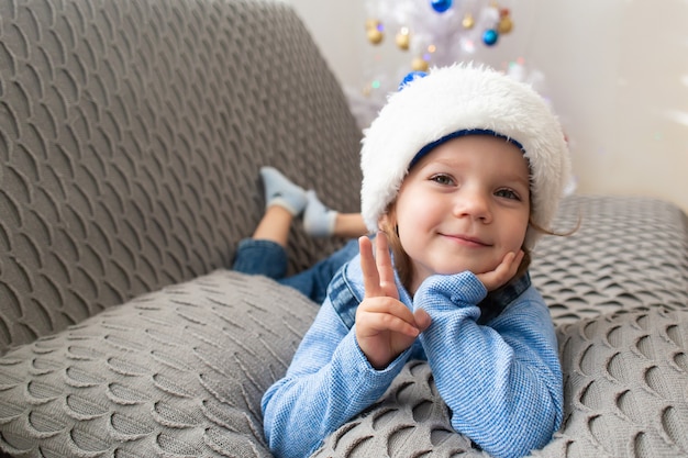 Het mooie kleine meisje thuis met Kerstmis