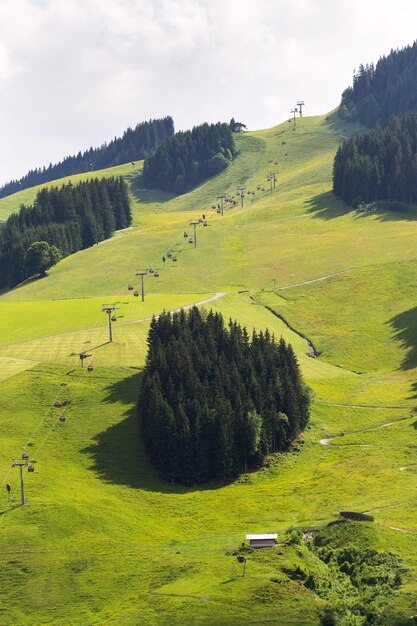 Het mooie landschap van de bergen van Alpen met Zwolferkogel-kabelwagen Hinterglemm Oostenrijk