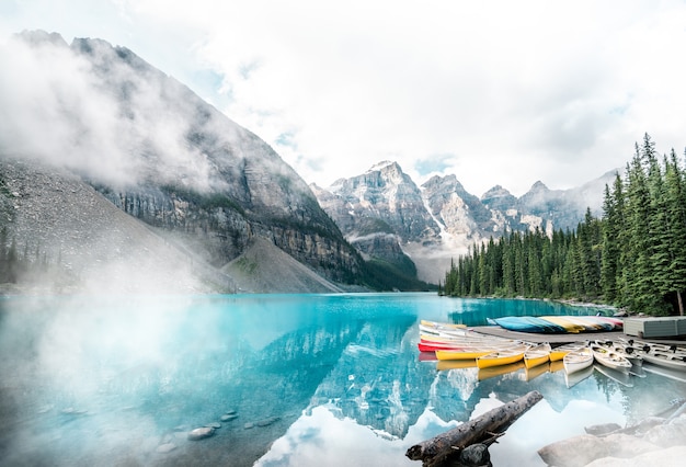 Het mooie landschap van het morenemeer in het nationale park van banff, alberta, canada