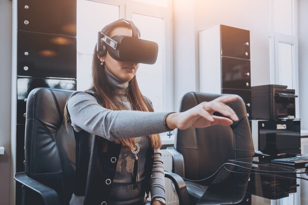 Het mooie meisje draagt een virtual reality-bril