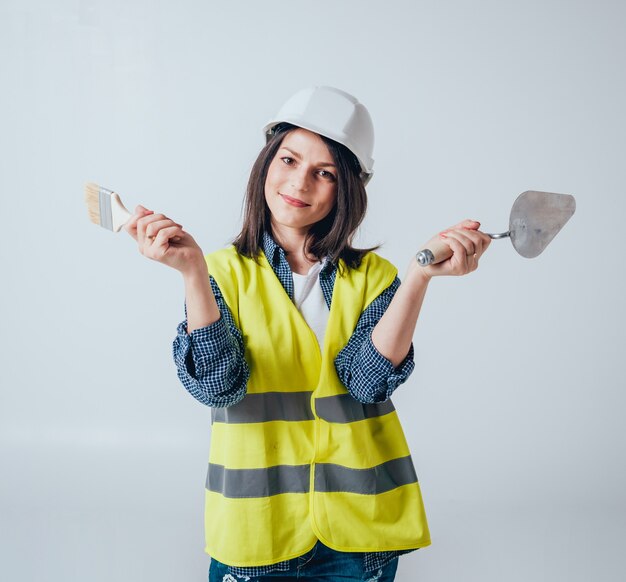 Het mooie meisje reparaties aan hun huis.