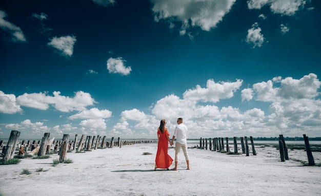 Het mooie paar stellen op het strand