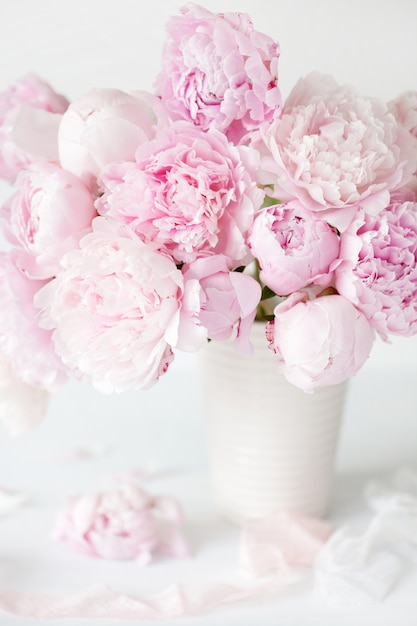 Het mooie roze boeket van pioenbloemen in vaas