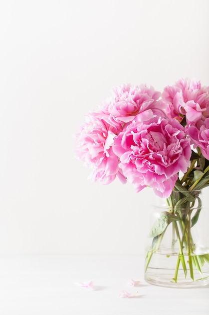 Het mooie roze boeket van pioenbloemen in vaas