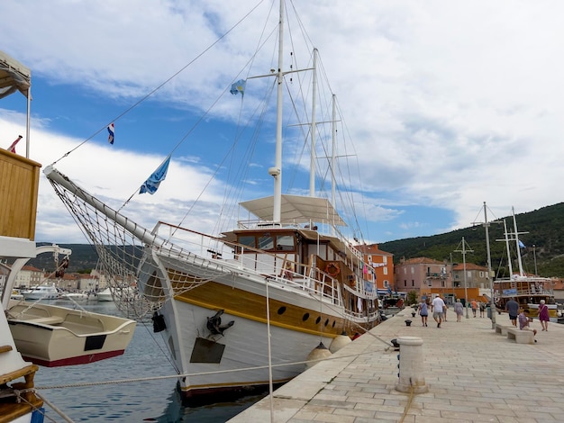 Het mooie schip in de stad Cres, Kroatië