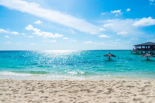 Het mooie tropische eiland van de maldiven met wit zandig strand en overzees.