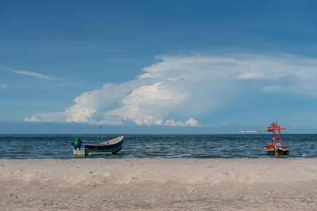 Het mooie tropische zeegezicht van het de zomerstrand met houten boot, Landschap van kust.