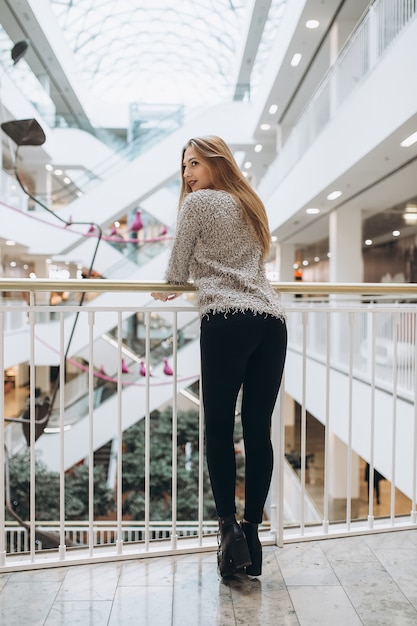 Het mooie van de sproeten toevallige vrouwelijke portret van het vrouwen natuurlijke gezicht schoonheid van de de levensstijlschoonheid in alleen winkelcentrum