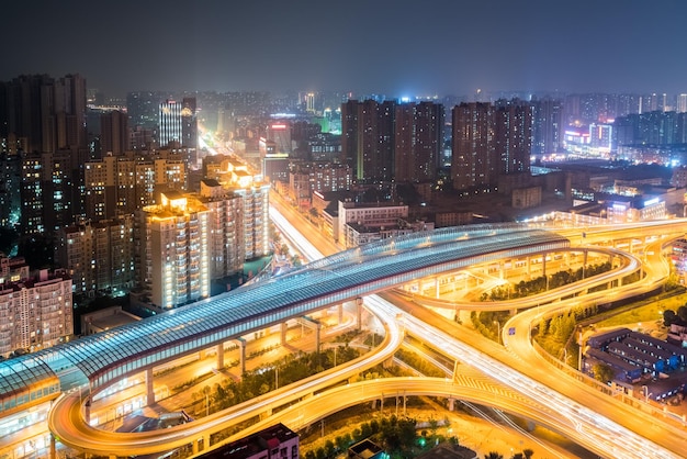 Het mooie viaduct van de stadsuitwisseling bij nacht met het stadsbeeld van Wuhan China